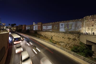 לכבוד יום ירושלים: סמלי העיר הוארו בדגלי ישראל