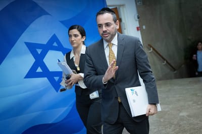 החלה ישיבת הממשלה: השרים השאירו פתקים עם הצבעותיהם