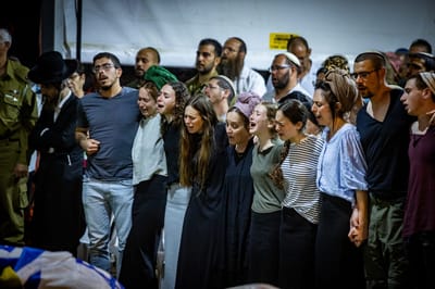 לא ישברו אותנו: צפו בשירה בסיום הלוויית אילון ויס הי"ד