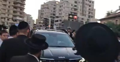 עשרות חרדים תקפו את רכבו של גולדקנופף. צפו