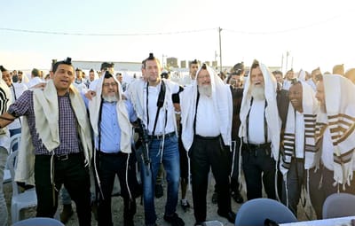 שבוע לאחר ההסדרה: אלפים בתפילת ר"ח באביתר