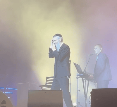 צפו: הזמר הסרוג מתארח בהופעתו של אברהם פריד
