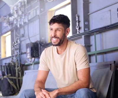 חצי שנה אחרי הפציעה: עידן עמדי מצטלם לקמפיין