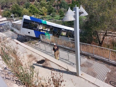 ירושלים: אוטובוס התדרדר לוואדי סמוך לגן החיות התנ"כי