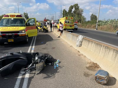 צומת הטייסים: רוכב אופנוע נפגע מרכב, מצבו קשה