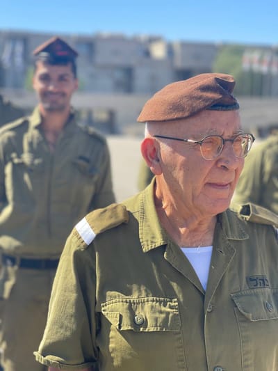 מרגש: סיים קורס קצינים בגיל 82, 30 שנה אחרי נפילת בנו