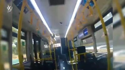 צפו: פעוט בן שנתיים נשכח באוטובוס, השוטרים החזירו אותו הביתה