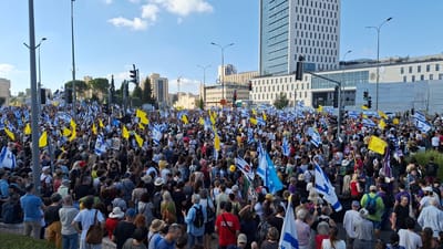 מאות מפגינים מחוץ לישיבת הקבינט. צפו