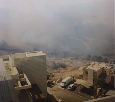 "מתפשטת במהירות לאור הרוחות העזות": שריפה מסכנת בתים בטבריה
