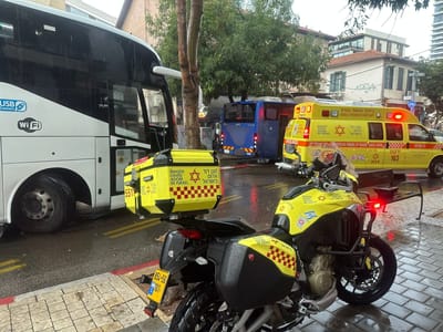 ת"א: הולכת רגל נפגעה מאוטובוס, מצבה קשה