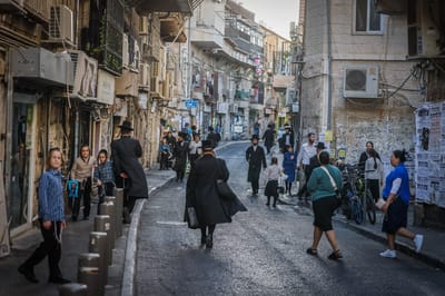 מאה שערים: שוטרים עצרו שב"חים והתקפו על ידי תושבי השכונה