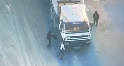 צפו: מחבלי חמאס בזזו משאיות סיוע וחוסלו מהאוויר