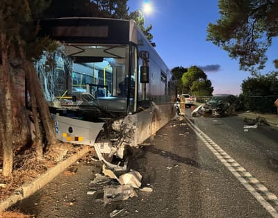 נהג רכב איבד הכרה והתנגש באוטובוס בחיפה, מצבו אנוש