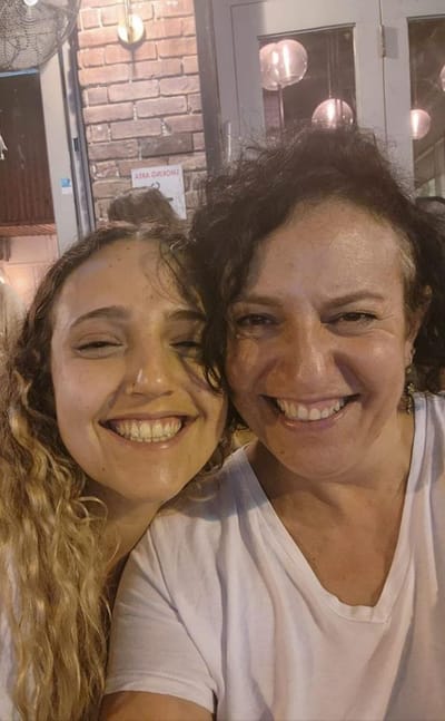 עם דמעות בעיניים: משפחות החטופות צופות בהן בישראל