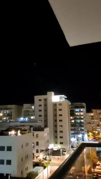 1,864 אזעקות: 2 פצועים קל מרסיסים