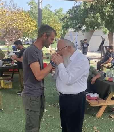 מרגש: הרב אליהו מנשק את ידי הלוחם הפצוע | צפו