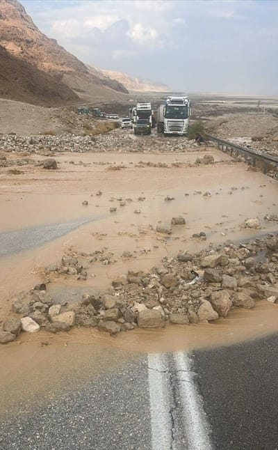 עקב שיטפונות: כביש 90 באזור ים המלח נחסם לתנועה