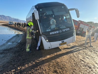 דרמה באילת: 50 תלמידים חולצו מאוטובוס ששקע בחול
