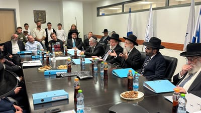 בישיבה הראשונה: הרבנים הראשיים נפגשו עם משפחות החטופים