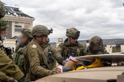 עוצר בדרום לבנון: מפקד האוגדה נפגש עם הכוחות בשטח | צפו