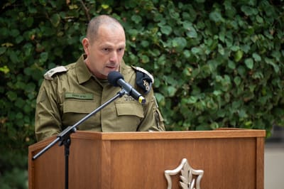 האלוף נדב לוטן נושא דברים בטקס