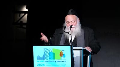 "מפעל חייך זה סרבנות": מפגין צעק והשליך שק על השר גולדקנופף