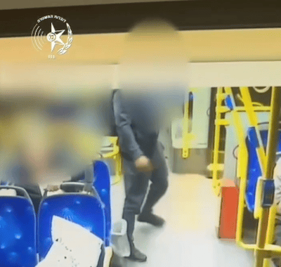בגלל מבט מאיים: שלף סכין ודקר את 'חברו' במהלך נסיעה באוטובוס