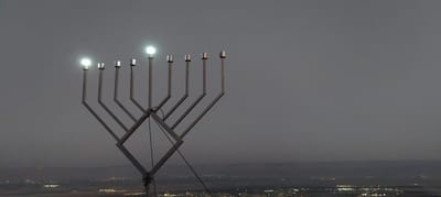 אחרי עשרות שנים: חנוכייה הודלקה במקום בו נפל שמעון החשמונאי
