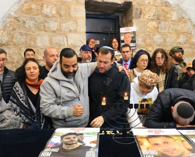 בתפילה לחזרתם: משפחות חטופים הדליקו נרות חנוכה בקבר יוסף