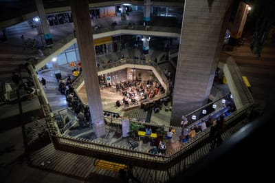 נעצר חשוד שטען שהטמין פצצות בבניין כלל והשחית כלי רכב במקום