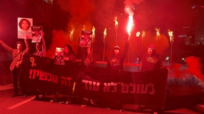 עם חנוכיית ענק: משפחות חטופים חוסמות את איילון דרום