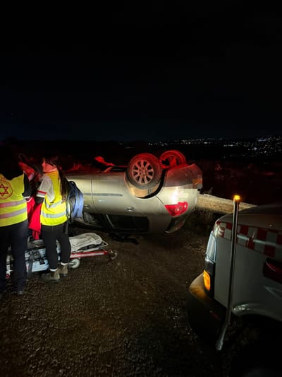 הרכב התהפך על הכביש: פצועים אנוש וקשה בתאונה סמוך לכפר ורדים