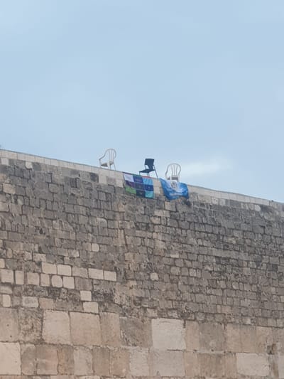 איזה ביזיון: יאיר אנסבכר תלה שלט מחאה על הכותל המערבי