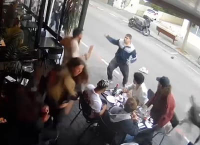 פולש לתוך חבורת אנשים ודוקר: תיעוד הפיגוע בתל אביב