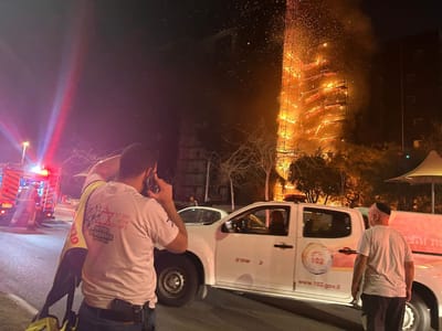לפחות 20 פצועים בשריפה בבניין בבת ים, בהם אחד במצב קשה