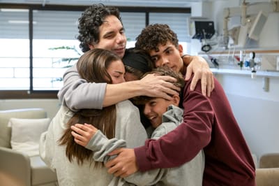 עופר קלדרון עם ילדיו
