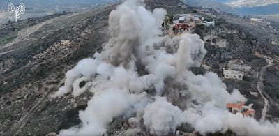 תמרות עשן: צפו במכונת האש הצה"לית מבעירה את הבתים בלבנון
