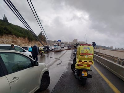 כמעט אסון: עמודים קרסו על הכביש בדרך בגין בירושלים