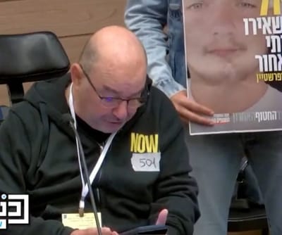 מצמרר: האב הסיעודי של החטוף במילים מרגשות בכנסת. צפו
