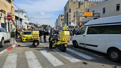 אירוע חריג בתל אביב: אופנוע התפוצץ על גרר, עובר אורח נפצע