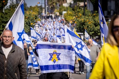 עם מאות דגלי ישראל: כך נראה מסע ההלוויה של עודד ליפשיץ