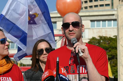 יאיר הורן הגיע לכיכר החטופים: "אף אחד לא צריך לעבור את זה"