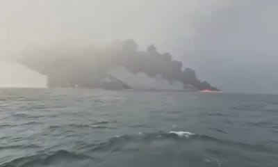 אסון בבריטניה: מכלית נפט וספינה התנגשו ועלו באש, עשרות נפצעו