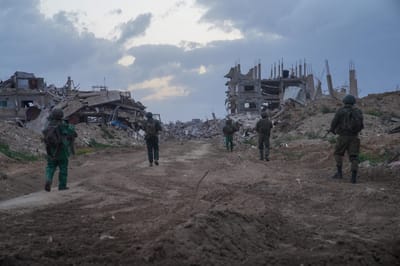 תיעוד דרמטי: מחבל יצא ממנהרה בעזה ונלכד
