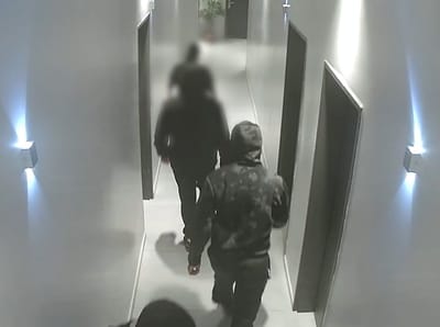 אישום חמור: השליך רימון ודקר בתוך מלונית בבת ים | צפו