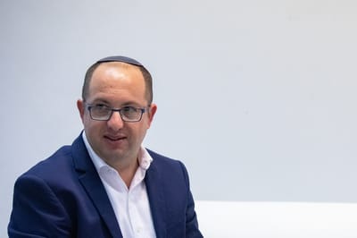 צביקה קליין תוקף: באיזה מדינה דמוקרטית לא מחזירים טלפון?