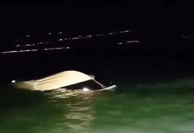 דרמה בכנרת: השוטרים חילצו ארבעה לאחר שסירתם טבעה | תיעוד