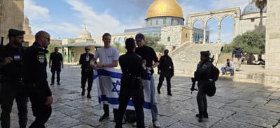 בגלל דגל ישראל: קבוצת תיירים עוכבה בהר הבית