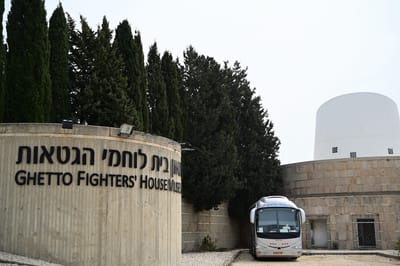 שידור ישיר: עצרת נעילת יום השואה בבית לוחמי הגטאות