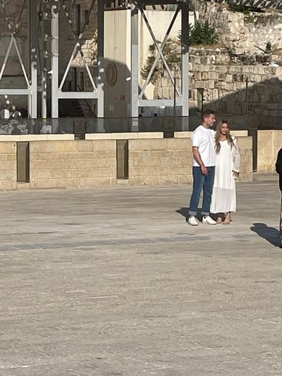 שבוע לפני החתונה: אבנר נתניהו בצילומים בכותל המערבי